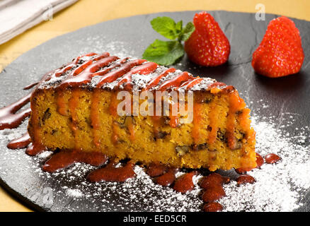 Fetta di freschi e deliziosi torta di carote Foto Stock