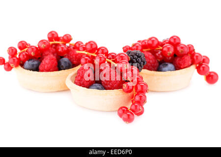 Fresco di frutti di bosco maturi in canapes isolati su sfondo bianco. Foto Stock