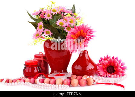 Fiori colorati, vasi, candele e collane su sfondo bianco. Foto Stock