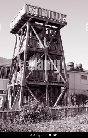 Mendocino in legno torre dell'acqua lungo il lato è tardo XIX secolo originale di grain store & mill in finitura color seppia Foto Stock