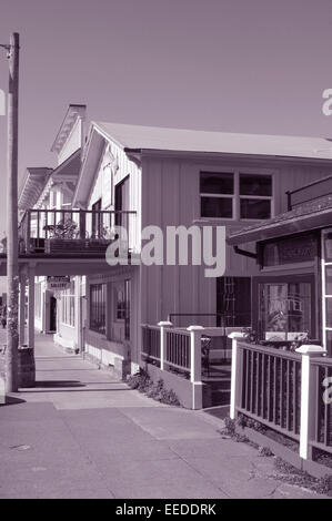 Elegante costiera californiana architettura in legno fronte mare strutture in finitura color seppia Mendocino Foto Stock