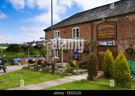 Regno Unito, Inghilterra, Wiltshire, Pewsey Wharf, Waterfront Bar e Bistro accanto a Kennet and Avon Canal Foto Stock