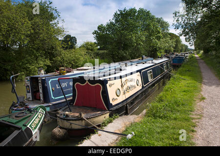 Regno Unito, Inghilterra, Wiltshire, Pewsey Wharf, residenziale narrowboats ormeggiato sul Kennet and Avon Canal Foto Stock