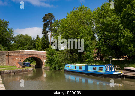 Regno Unito, Inghilterra, Wiltshire, Pewsey Wharf, narrowboat ormeggiato sul Kennet and Avon Canal Foto Stock