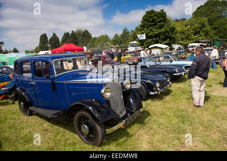 Regno Unito, Inghilterra, Wiltshire, vapore e Vintage Fair, visitatore di ammirare 1936 Vauxhall 21-6 e trionfo TR5 Foto Stock