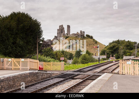 Corfe Castle visto dalla stazione ferroviaria nel Dorset. Foto Stock
