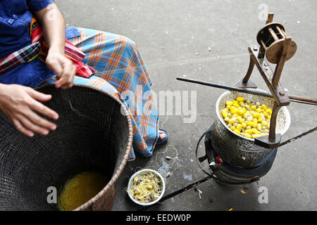 Uomo tailandese spole di filatura, seta da Jim Thompson House, seta Tailandese, Bangkok, Thailandia, Sud-est asiatico. Foto Stock