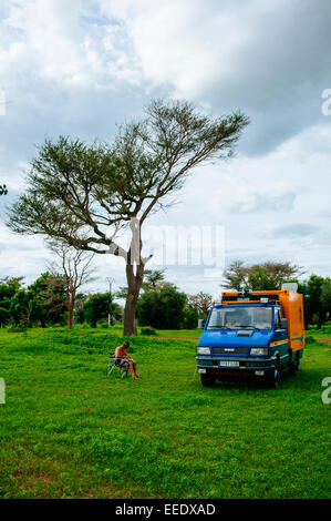 Uomo con 4x4 spedizione carrello campeggio nel bush, Senegal. Foto Stock