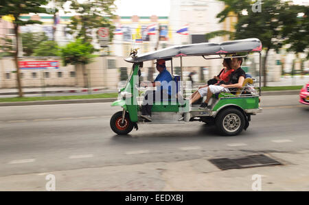 Tuk-tuk passando in una strada a Bangkok, Thailandia, Sud-est asiatico. Foto Stock