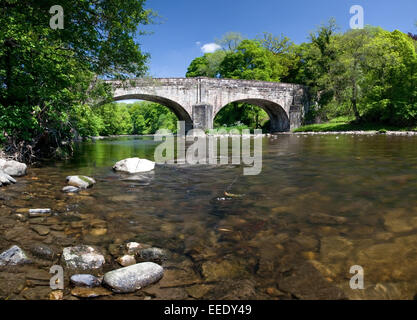 Abbassare il ponte Hodder e il fiume Hodder, foresta di Bowland, Lancashire. Inghilterra, Regno Unito Foto Stock