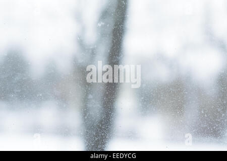 Il vetro sporco con gocce, Cold Winter blured esterno Foto Stock