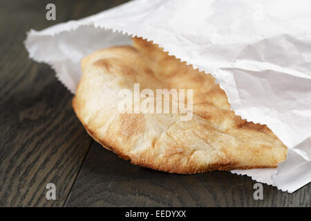 Chiusura del pane appena sfornato piatto nel sacchetto di carta Foto Stock