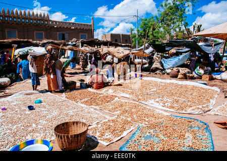 Bancarelle prodotti alimentari nel mercato lunedì. Djenne, Mali. Foto Stock