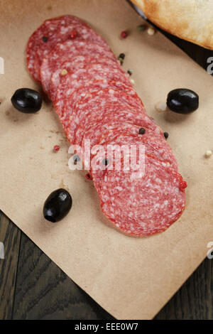 Essiccato insaccato su carta pronto per sandwich, stile rustico Foto Stock