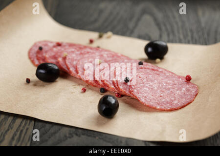 Essiccato insaccato su carta pronto per sandwich, stile rustico Foto Stock