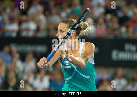 Sydney, Australia. 16 gennaio, 2015. Karolina Pliskova della Repubblica ceca svolge una fetta scritto nel suo finale contro eventuale vincitore Petra KVITOVA della Repubblica ceca presso l'apia International Sydney. Credito: Tony Bowler/thats my pic/Alamy Live News Foto Stock