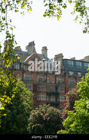 Immagine ritratto di alto edificio storico vista attraverso gli alberi in Knightsbridge, Londra. Foto Stock