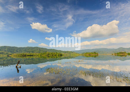 Lago tropicale sotto blu cielo nuvoloso in Thailandia. Foto Stock