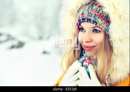 Inverno donna faccia in hat e cappa pelliccia di moda stile di vita all'aperto vacanze natura neve sullo sfondo Foto Stock