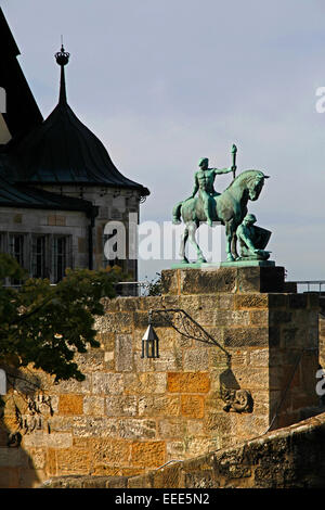 Statua equestre di bronzo e la cappella in alta Bastian del castello. Foto Stock