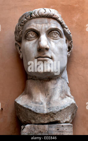 Colossale testa di marmo dell'Imperatore Costantino il Grande, Romano, 4° romana secolo Roma Museo Capitolino Italia Italiano Foto Stock