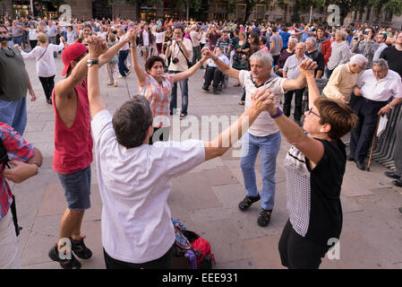 Catalani ballare la loro tradizionale Sardana 4.10.2014 Foto Stock