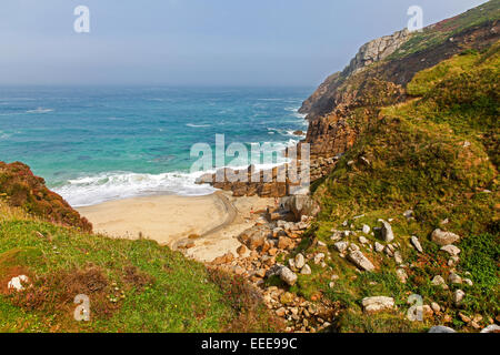 Le persone che giocano sulla spiaggia di Portheras Cove Cornwall Inghilterra REGNO UNITO Foto Stock