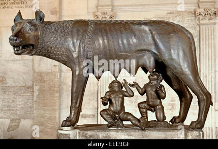 Lupa capitolina del V secolo A.C. (O in età medievale), bronzo 75 cm con Romolo e Remo Museo Capitolino Roma l'Italia romana Foto Stock