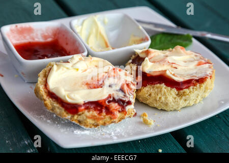 Un tradizionale tè cremoso della Cornovaglia composto da scones, marmellata e panna coagulata, Cornovaglia, Inghilterra, Regno Unito Foto Stock