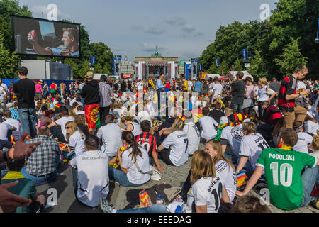 Ventole festeggia alla Porta di Brandeburgo il tedesco della squadra di gioco del calcio presso il FIFA World Cup in Brasile, Berlino, Germania Foto Stock