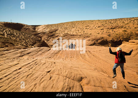 Pagina, AZ, Stati Uniti d'America Jumping turistico inferiore vicino Antelope Canyon. Foto Stock