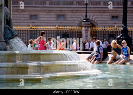 Persone rinfrescarvi presso il monumento Victoria Foto Stock