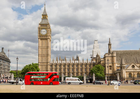 Il nuovo autobus per Londra passando le Case del Parlamento Foto Stock