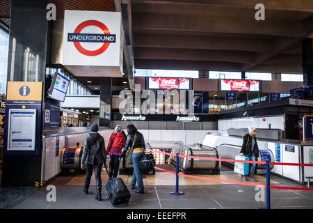 L'ingresso principale a Euston La stazione della metropolitana dall'atrio principale della stazione dei treni di Euston. Foto Stock