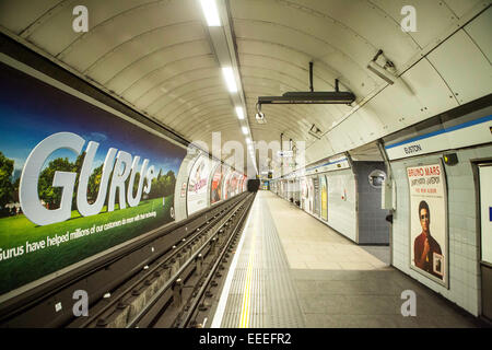 La linea Victoria, Northbound piattaforma, presso la stazione di Euston Foto Stock