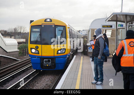 In treno arrivando a Clapham High Street Overground station Foto Stock