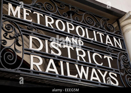 Segnaletica all'ingresso per la stazione della metropolitana di South Kensington Foto Stock