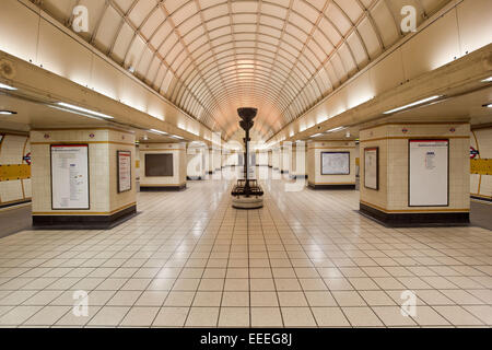 Livello di piattaforma di architettura presso la stazione della metropolitana di Gants Hill Foto Stock