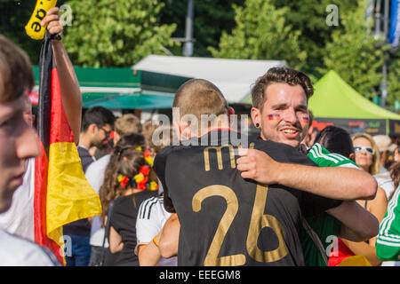 Ventole festeggia alla Porta di Brandeburgo il tedesco della squadra di gioco del calcio presso il FIFA World Cup in Brasile, Berlino, Germania Foto Stock