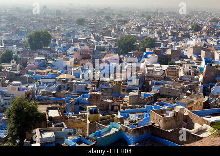 India Rajasthan, Jodhpur, blu case dipinte nella città vecchia Foto Stock