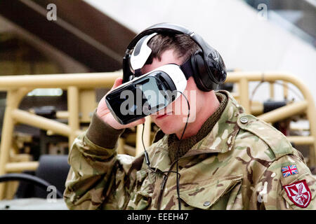 Londra, Regno Unito. 16 gennaio 2015. Un soldato indossando occhiali per realtà virtuale. Attrezzature militari sul display come parte di esercito di assunzioni presso la stazione di Waterloo a Londra. Credito: amer ghazzal/Alamy Live News Foto Stock