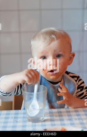 Freiburg, Germania, capretto piccolo dopo aver mangiato Foto Stock