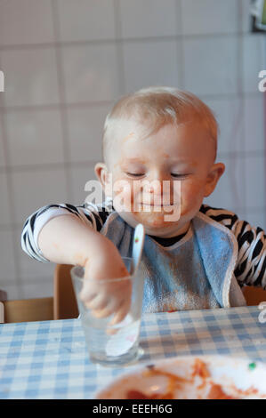 Freiburg, Germania, capretto piccolo dopo aver mangiato Foto Stock