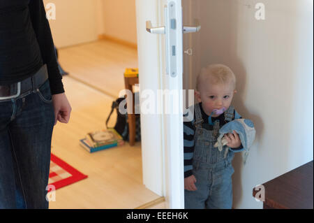 Freiburg, Germania, piccolo ragazzo nascosto dietro una porta Foto Stock