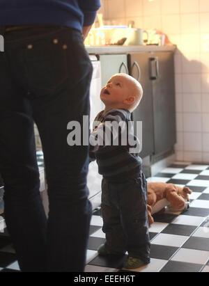 Freiburg, Germania, un bambino piccolo è paura Foto Stock