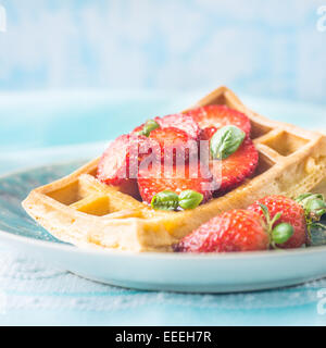 Poznan, Polonia, waffles con fragole e basilico Foto Stock