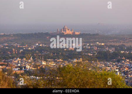 India Rajasthan,Jodhpur, Umaid Bhawan Palace Hotel e la città vecchia di Jodhpur in tarda serata luce Foto Stock