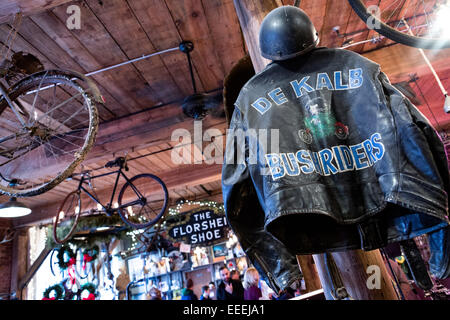 Mike Wolfe i suoi antichi Archeologia American Picker store al villaggio di maratona in Nashville TN. Foto Stock