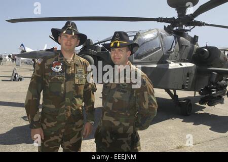 Equipaggio di un esercito usa Apache anti serbatoio elicotteri da combattimento con Cavalleria hat Foto Stock