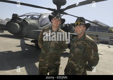 Equipaggio di un esercito usa Apache anti serbatoio elicotteri da combattimento con Cavalleria hat Foto Stock